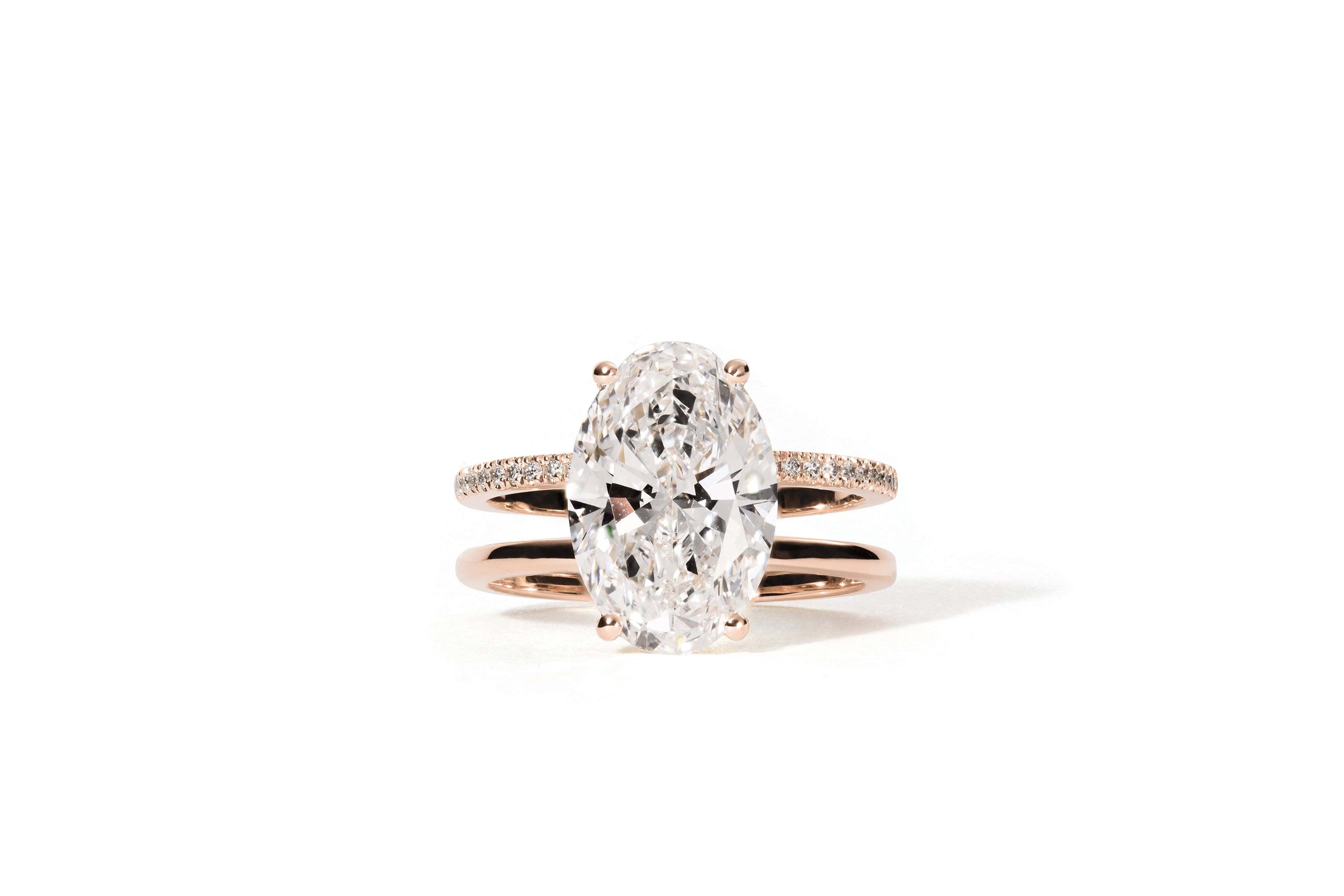 Wir präsentieren den HERA ROSÉGOLD von Atelier Sofia: einen exquisiten Ring aus 18 Karat Roségold mit einem großen ovalen, im Labor gezüchteten Diamanten in der Mitte. Sein geteiltes Banddesign wird durch funkelnde kleine Diamanten hervorgehoben, die einen atemberaubenden Kontrast zum makellos weißen Hintergrund bilden.