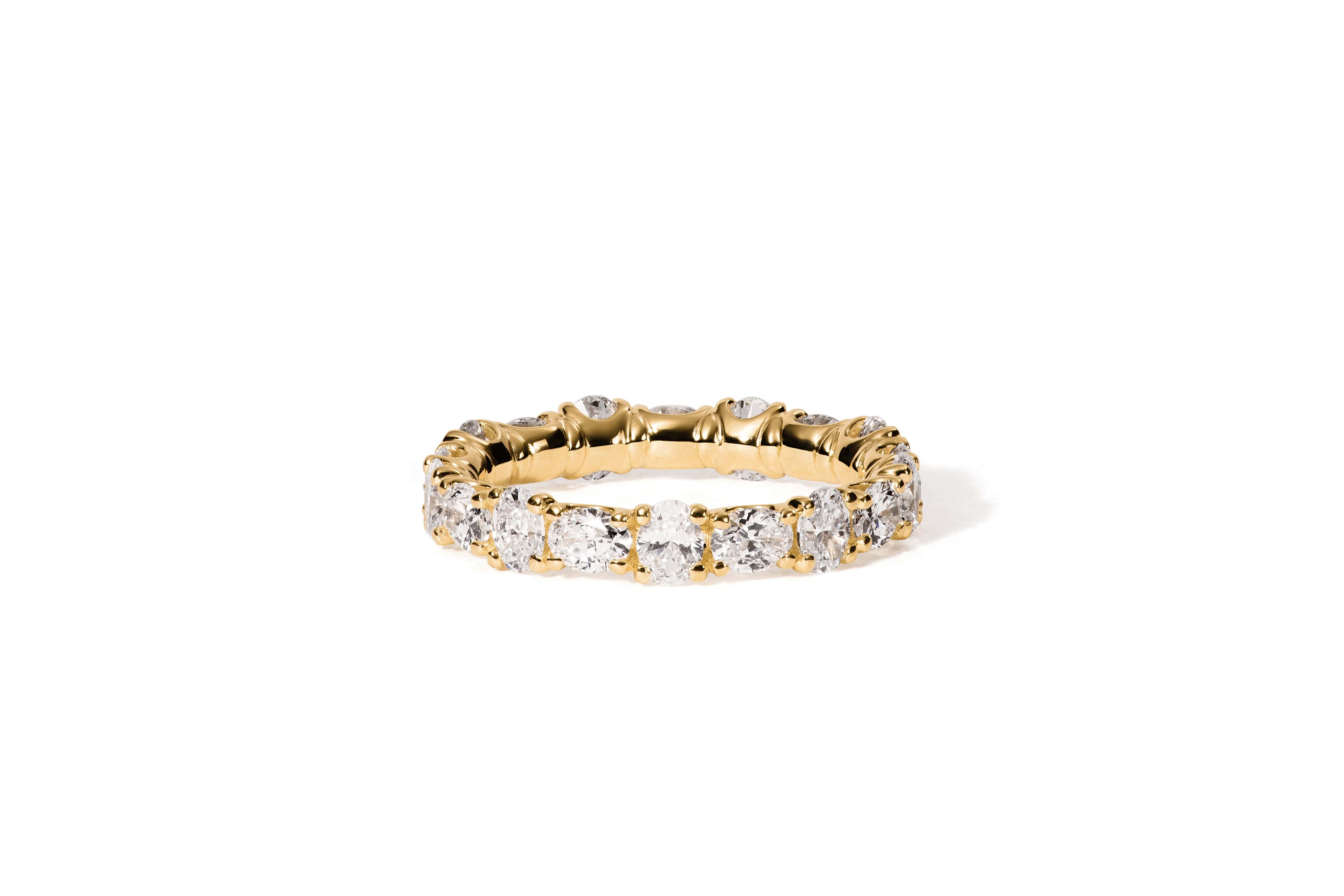 Der KALLIOPI GELBGOLD von Atelier Sofia ist ein eleganter Eternity-Ring aus 18 Karat Gelbgold, besetzt mit einem durchgehenden Kreis aus schimmernden, im Labor gezüchteten Diamanten vor einem schlichten weißen Hintergrund.