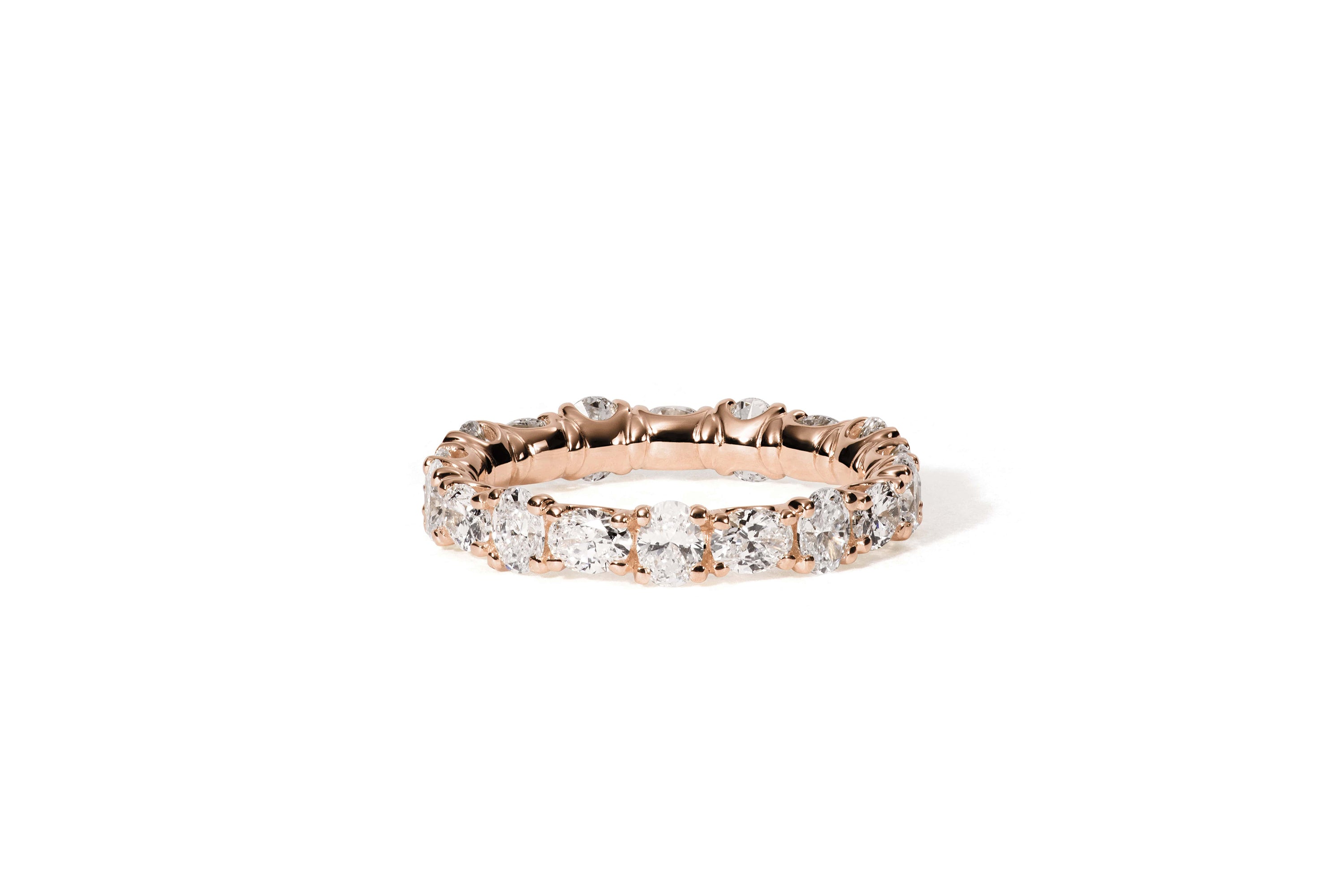 Der Ring KALLIOPI ROSÉGOLD von Atelier Sofia ist ein exquisiter Eternity-Ring aus 18 Karat Roségold, der eine nahtlose Reihe großer, rund geschliffener, im Labor gezüchteter Diamanten vor einem makellos weißen Hintergrund zeigt.