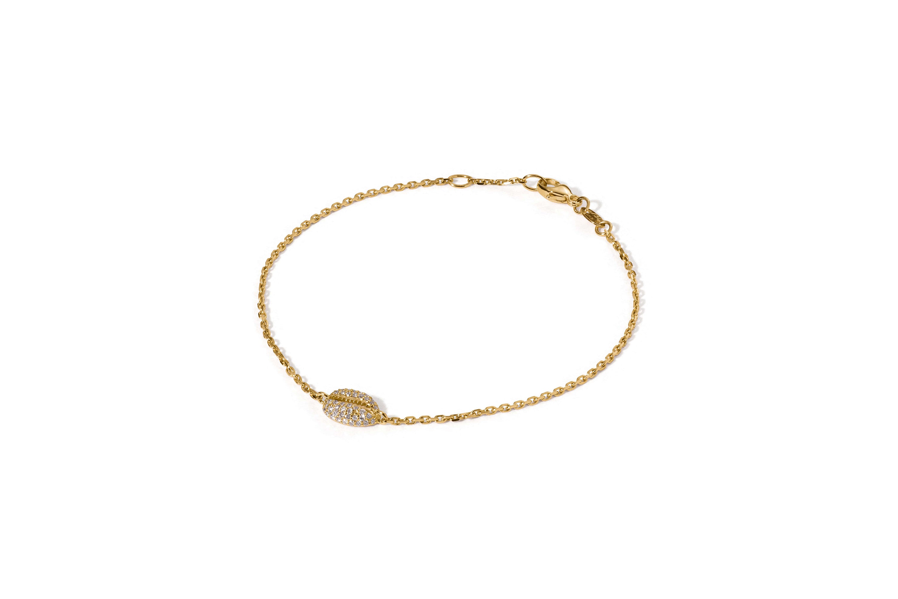 Das RHEA GELBGOLD von Atelier Sofia ist ein zartes Armband aus 18 Karat Gelbgold mit einer dünnen Kette und einem Anhänger mit im Labor gezüchteten Brillanten, der durch einen Karabinerverschluss gesichert und auf einem schlichten weißen Hintergrund präsentiert wird.