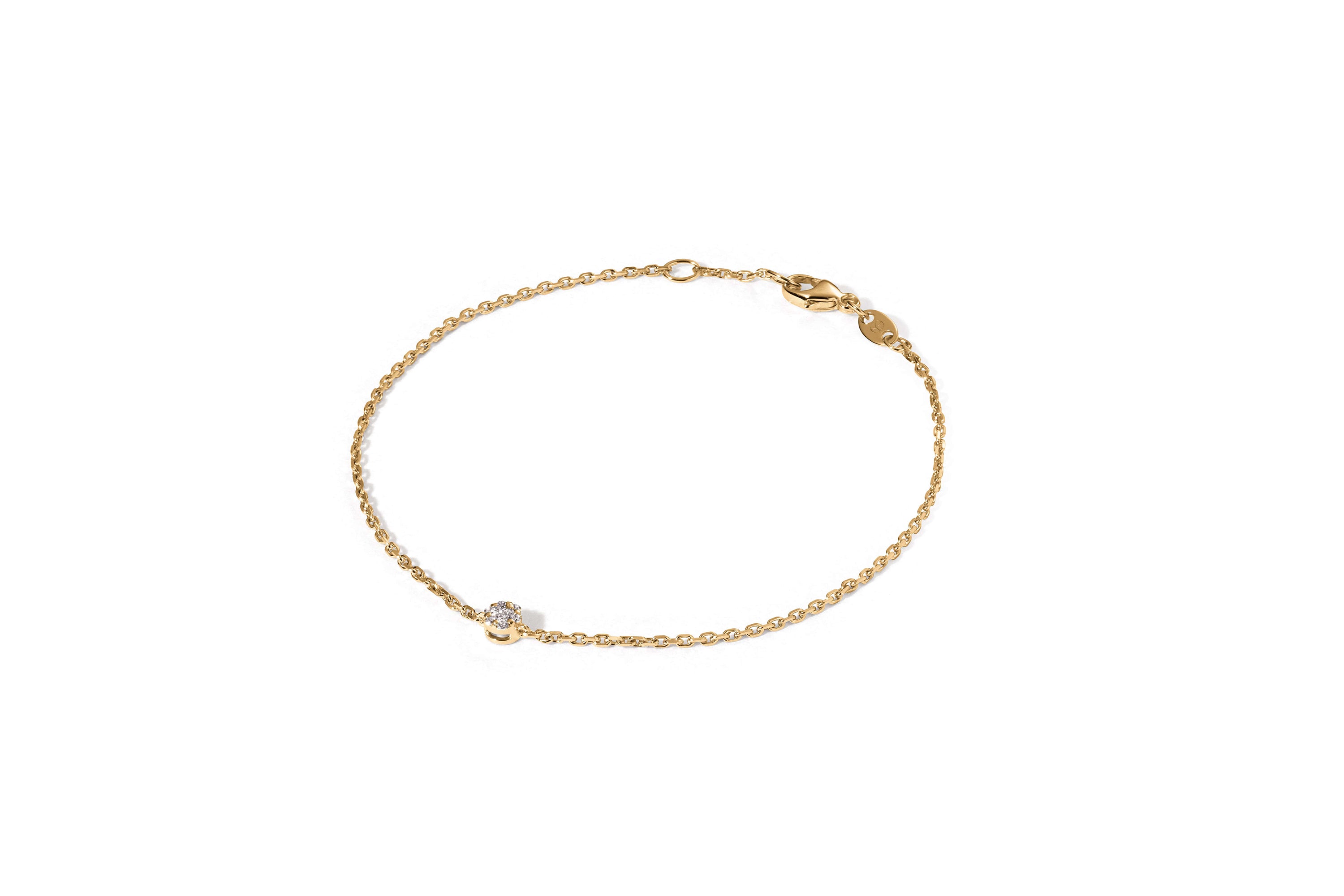 Das Armband Atelier Sofia EFTERPI GELBGOLD besteht aus einer 18-Karat-Goldkette, die elegant mit einem im Labor gezüchteten Diamanten im Brillantschliff verziert ist. Es wird mit einem Karabinerverschluss befestigt und glänzt auf einem schlichten weißen Hintergrund.