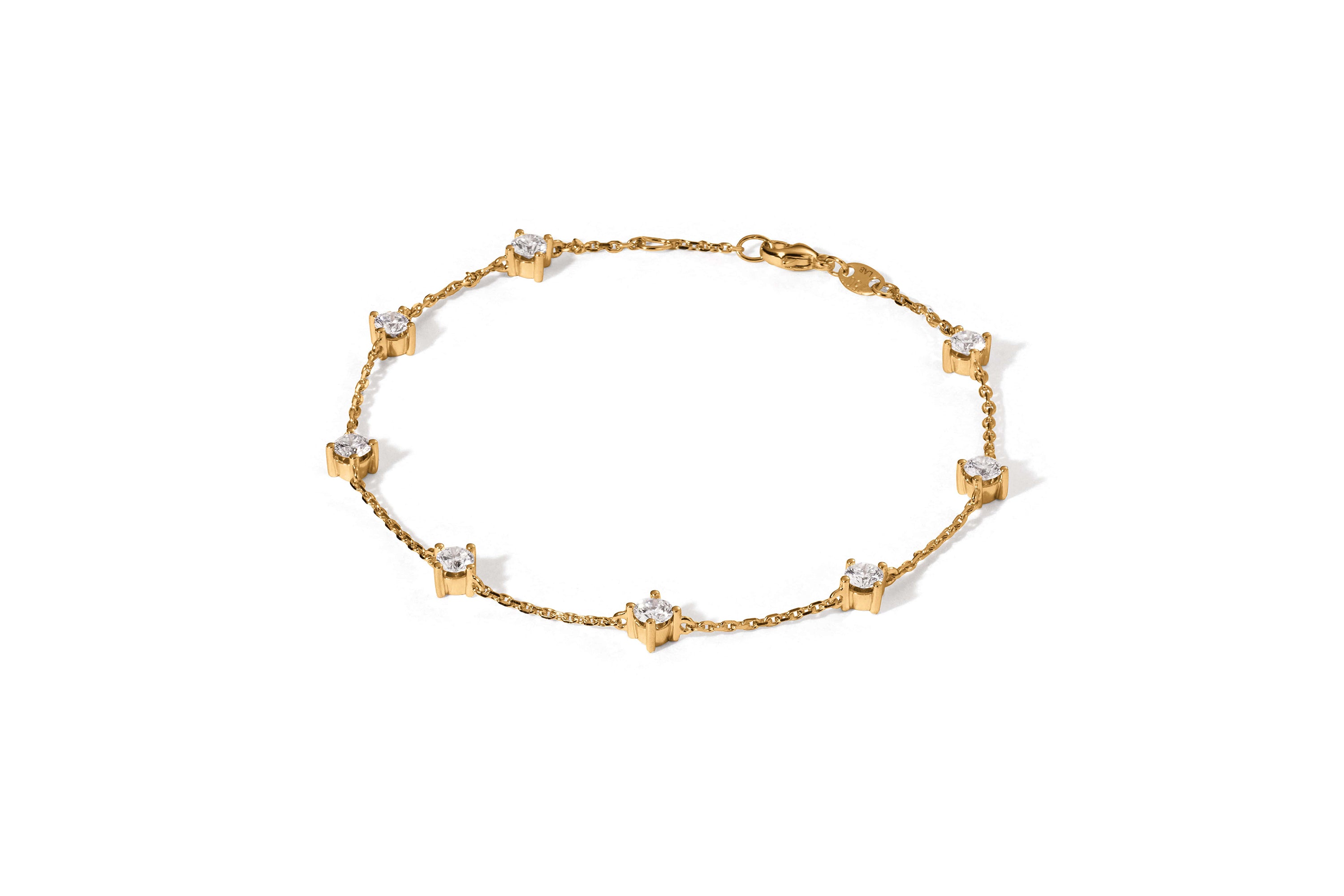 Das HESTIA GELBGOLD von Atelier Sofia ist ein 18 K Gelbgold-Armband mit sternförmigen Anhängern, die jeweils mit einem im Labor gezüchteten Brillanten besetzt sind. Es verfügt über eine feine Kette, einen Karabinerverschluss und ist wunderschön auf einem schlichten weißen Hintergrund präsentiert.