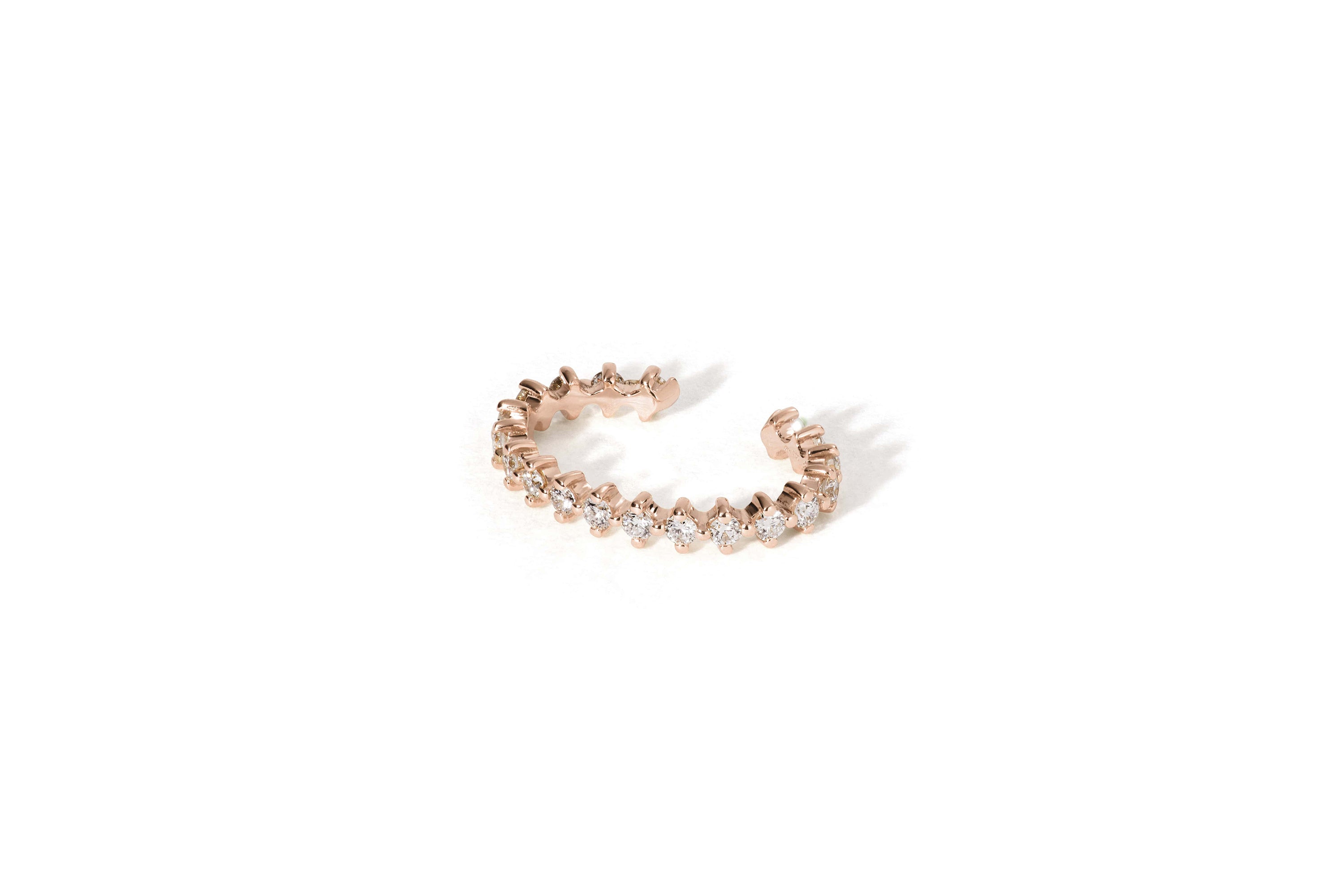 Der Ring URANIA ROSÉGOLD von Atelier Sofia ist aus 18 Karat Roségold gefertigt und hat ein kronenartiges Design mit klaren, runden, im Labor gezüchteten Brillanten-Edelsteinen, die abwechselnd entlang des Rings vor einem weißen Hintergrund angeordnet sind.